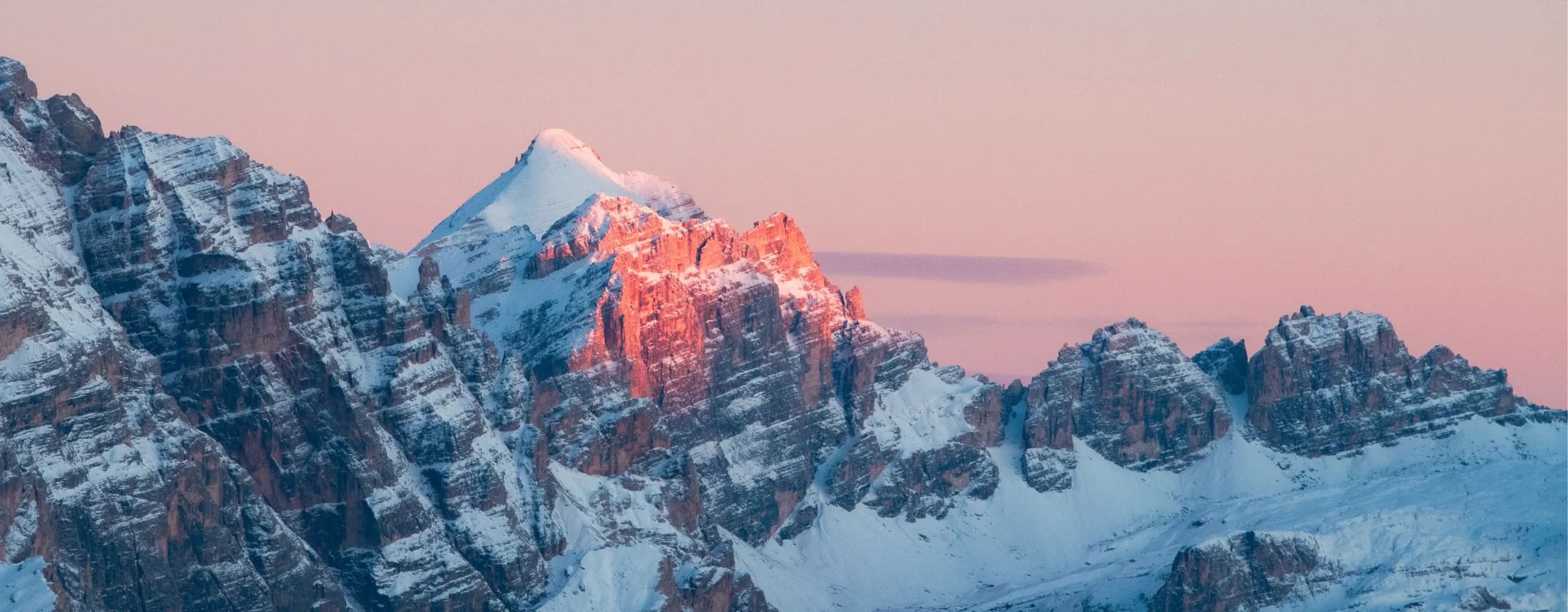 Exklusiver Chauffeur Service Dolomiten – Verschneites Bergpanorama bei Alpenglühen in Cortina und Alta Badia