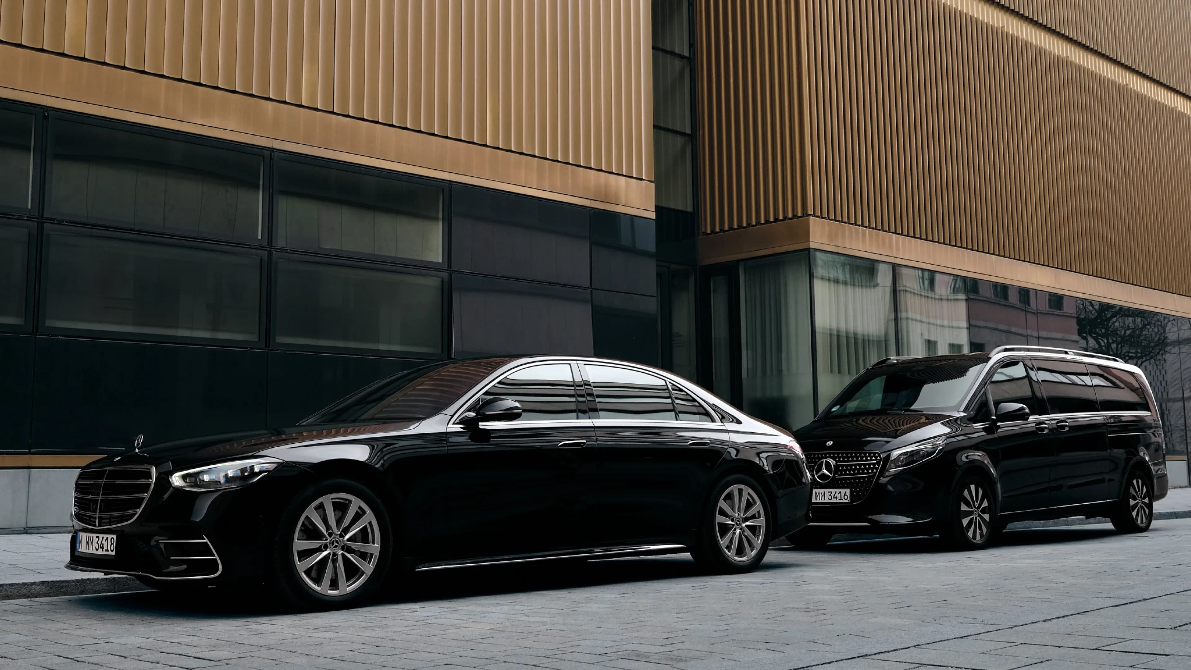 Exclusive chauffeur service in Munich by Mosaik Motors featuring a Mercedes-Benz S-Class and V-Class in front of the historic Lenbachhaus architecture.