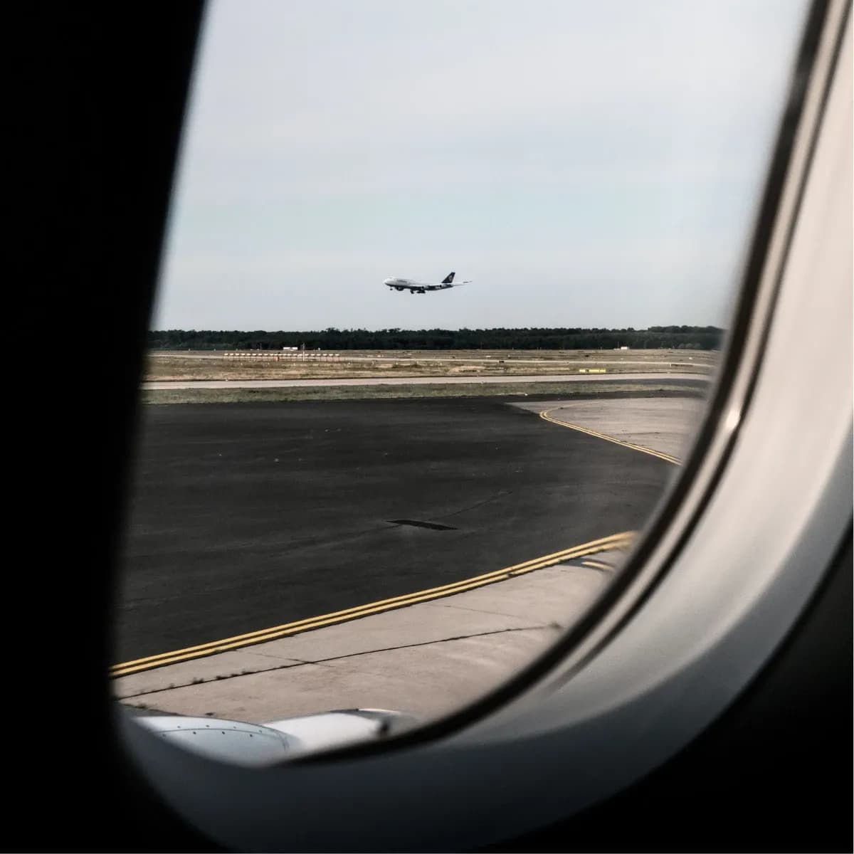 VIP-Chauffeurservice in München – Luxusfahrzeug auf dem Flughafenvorfeld (GAT) direkt neben einem Privatjet für den exklusiven First-Class-Transfer von Mosaik Motors.