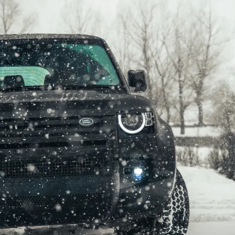 Land Rover Defender mieten Kitzbühel – Winterfester Allrad Luxus SUV für verschneite Alpenpässe