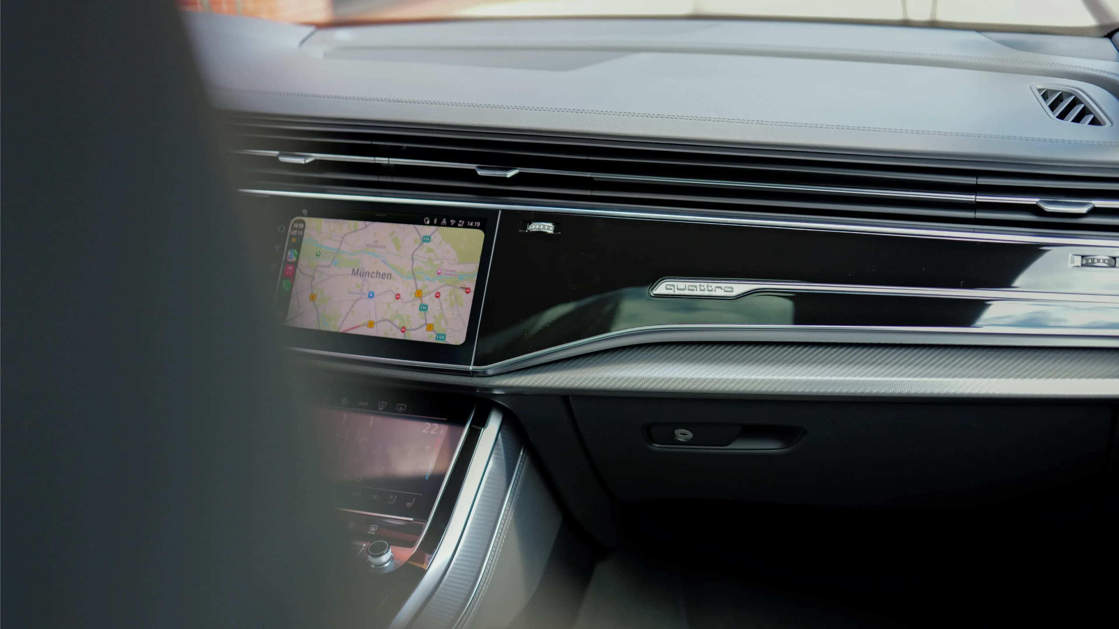 Audi RS Q8 zum Mieten in München – Blick auf das digitale Cockpit und MMI Display bei Mosaik Motors.