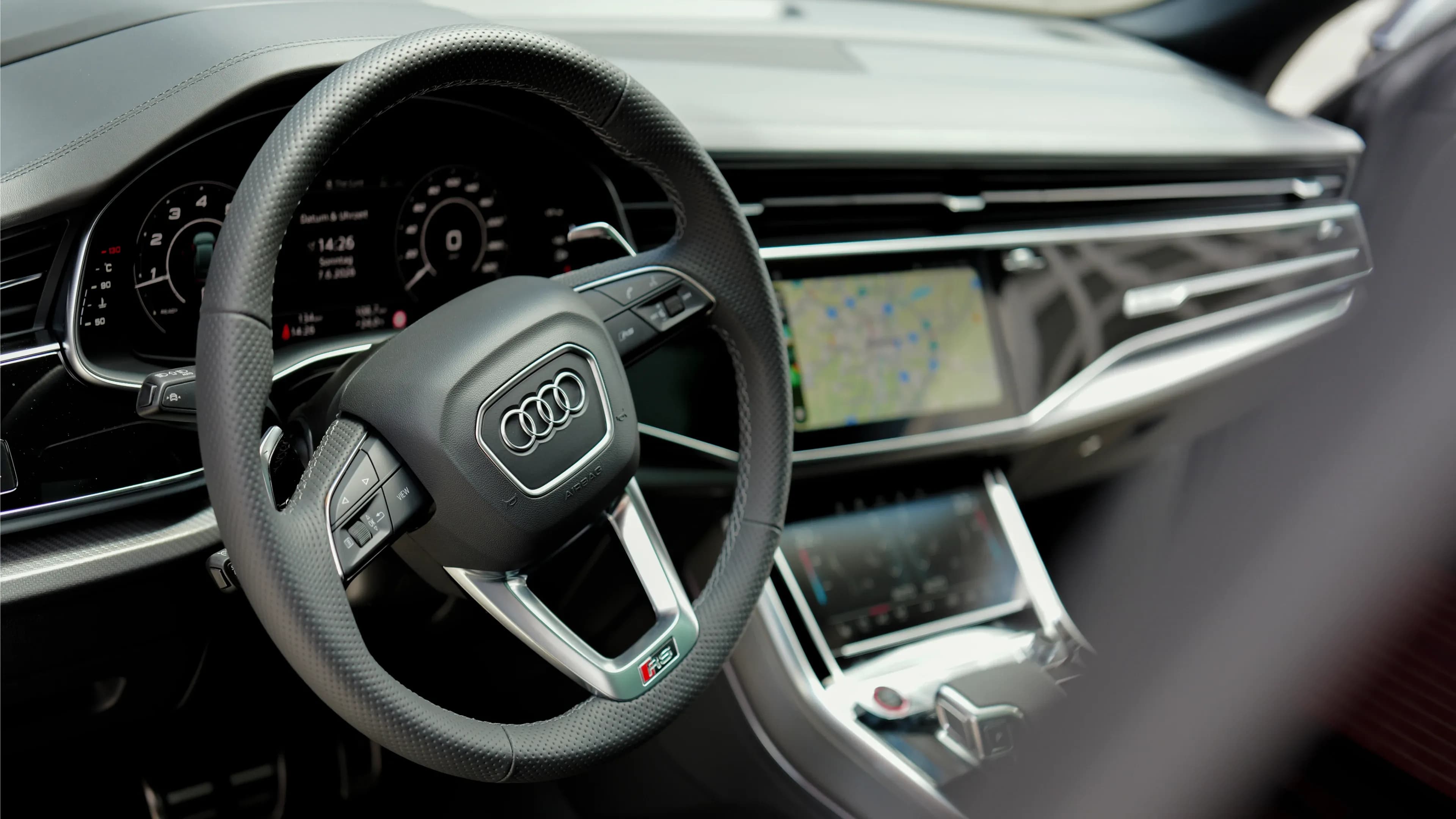 Cockpit des Audi RS Q8 zum Mieten in München mit Sportlenkrad und MMI Touchscreen-Infotainment-System von Mosaik Motors.
