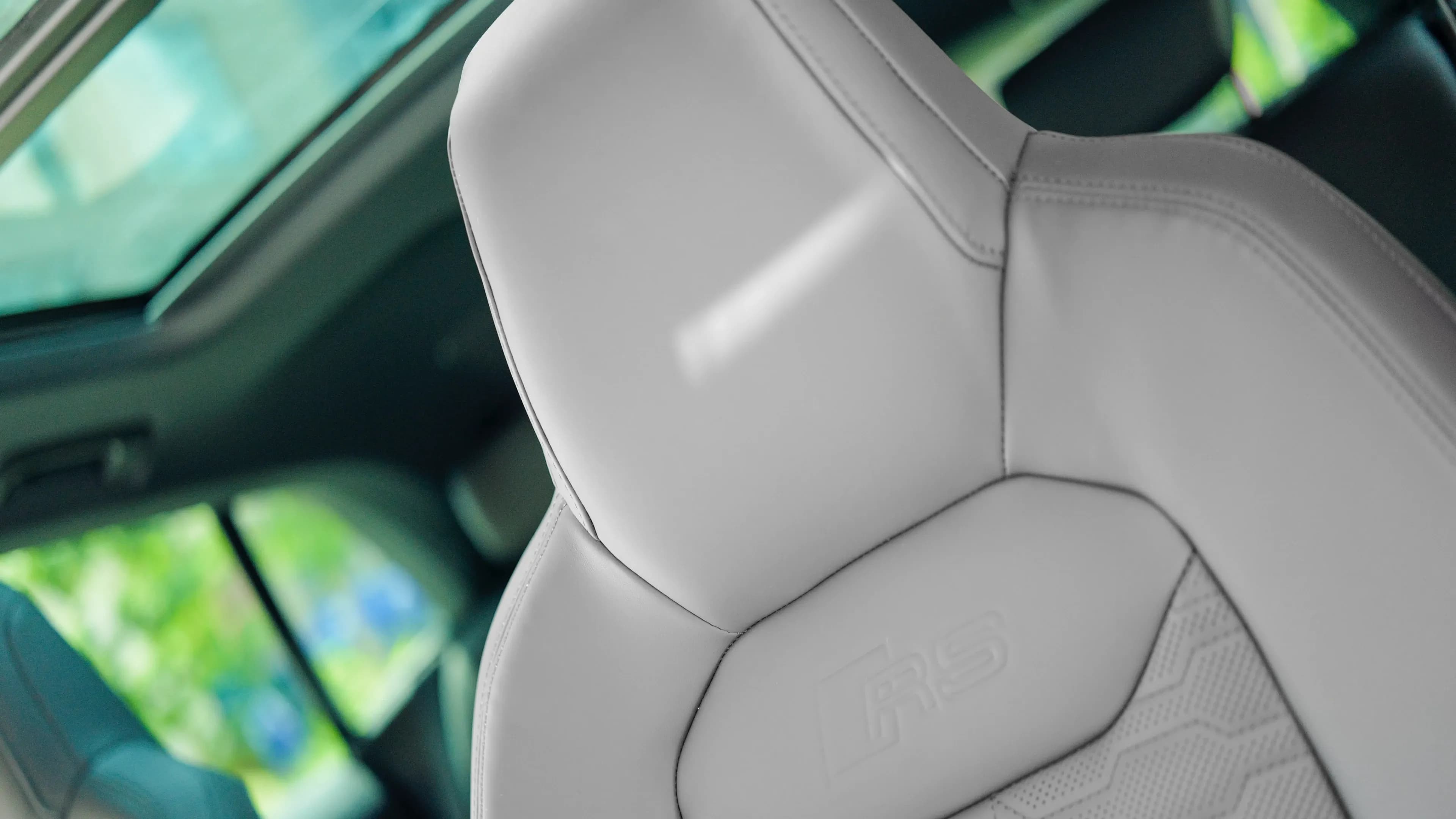 Grey RS sport seat inside the premium cabin of an Audi RS Q8 from the luxury car rental Mosaik Motors in Munich.