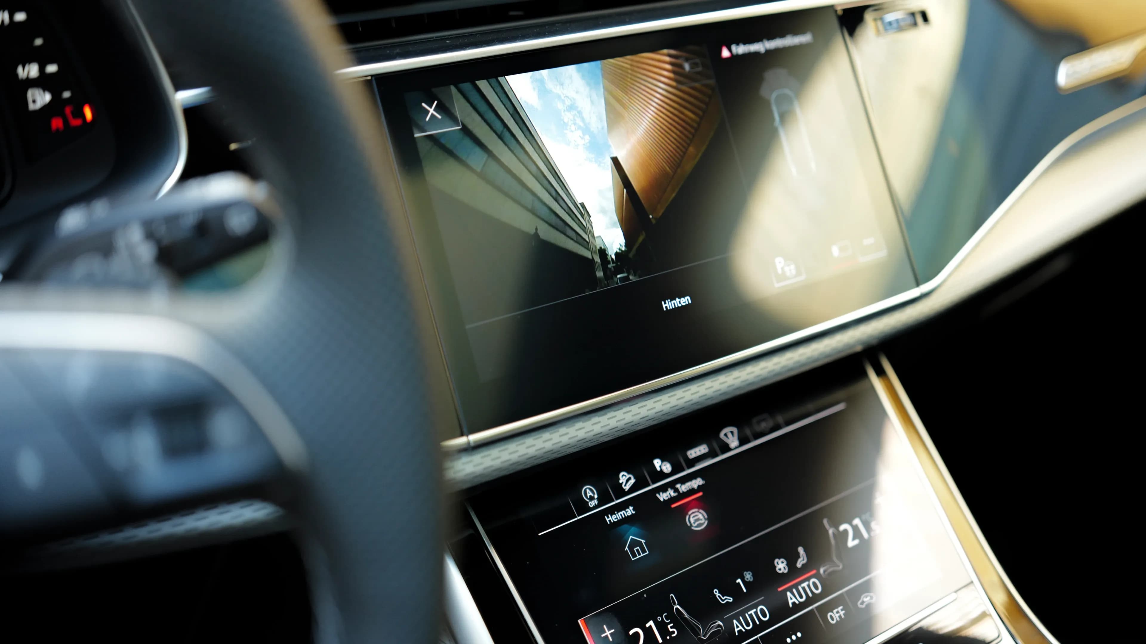 Audi SQ7 mieten in München – Blick auf das digitale Cockpit und MMI Display des Premium V8 Sport-SUVs von Mosaik Motors.