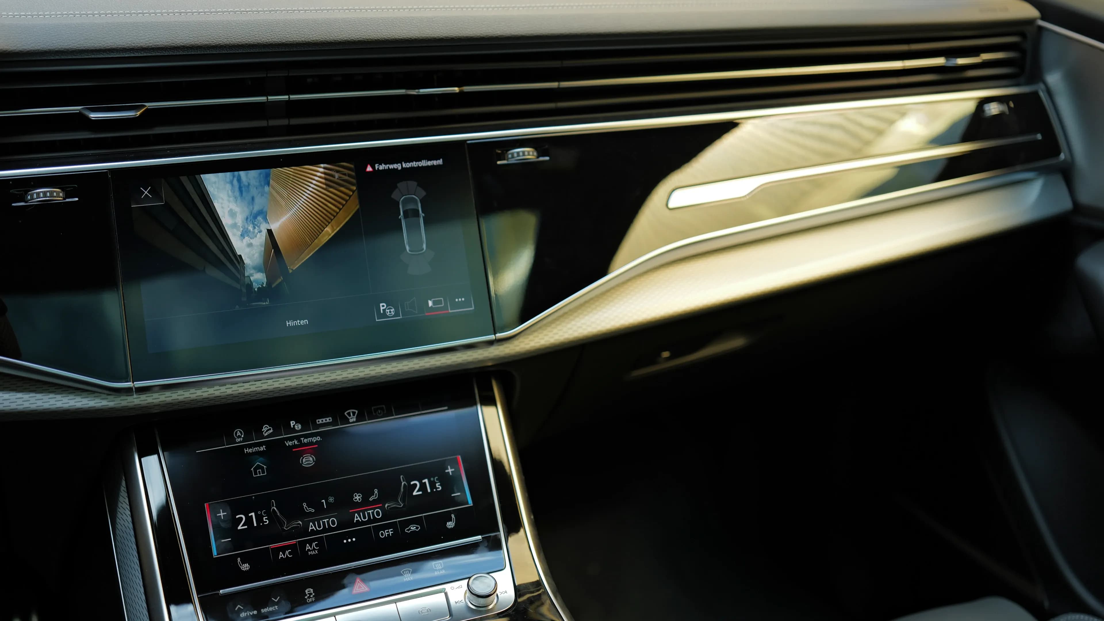 Audi SQ7 mieten in München – Premium V8 Sport-SUV Infotainment-System und MMI Touchscreen-Display von Mosaik Motors.