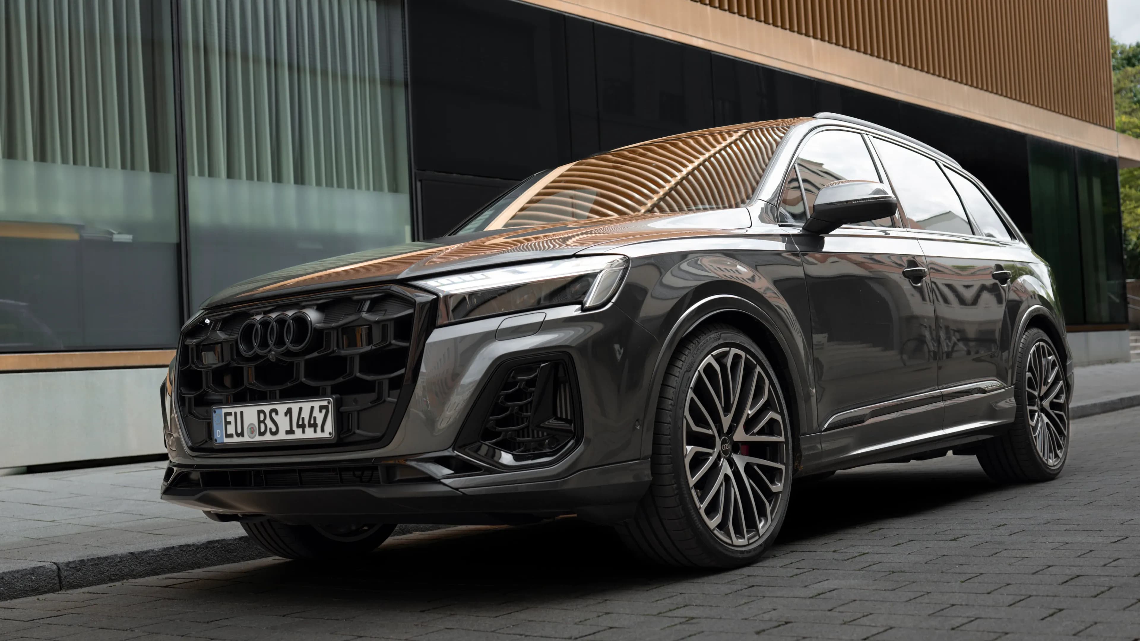 Luxusautovermietung München: Grauer Audi SQ 7 von Mosaik Motors vor dem Lenbachhaus in München.