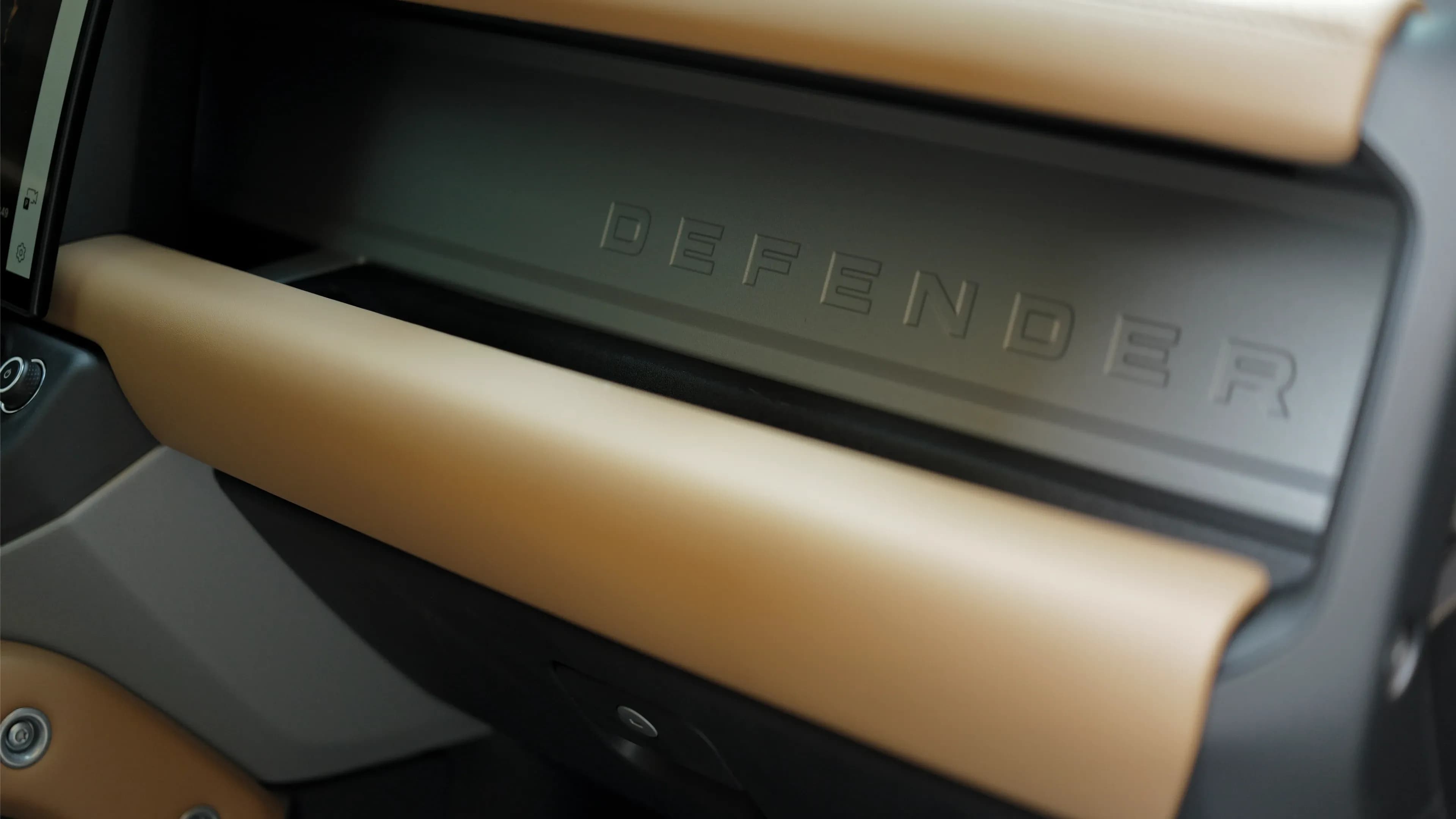 Land Rover Defender V8 mieten in München – Praktische Ablage und edles Cockpit auf der Beifahrerseite des Premium-Geländewagens von Mosaik Motors.