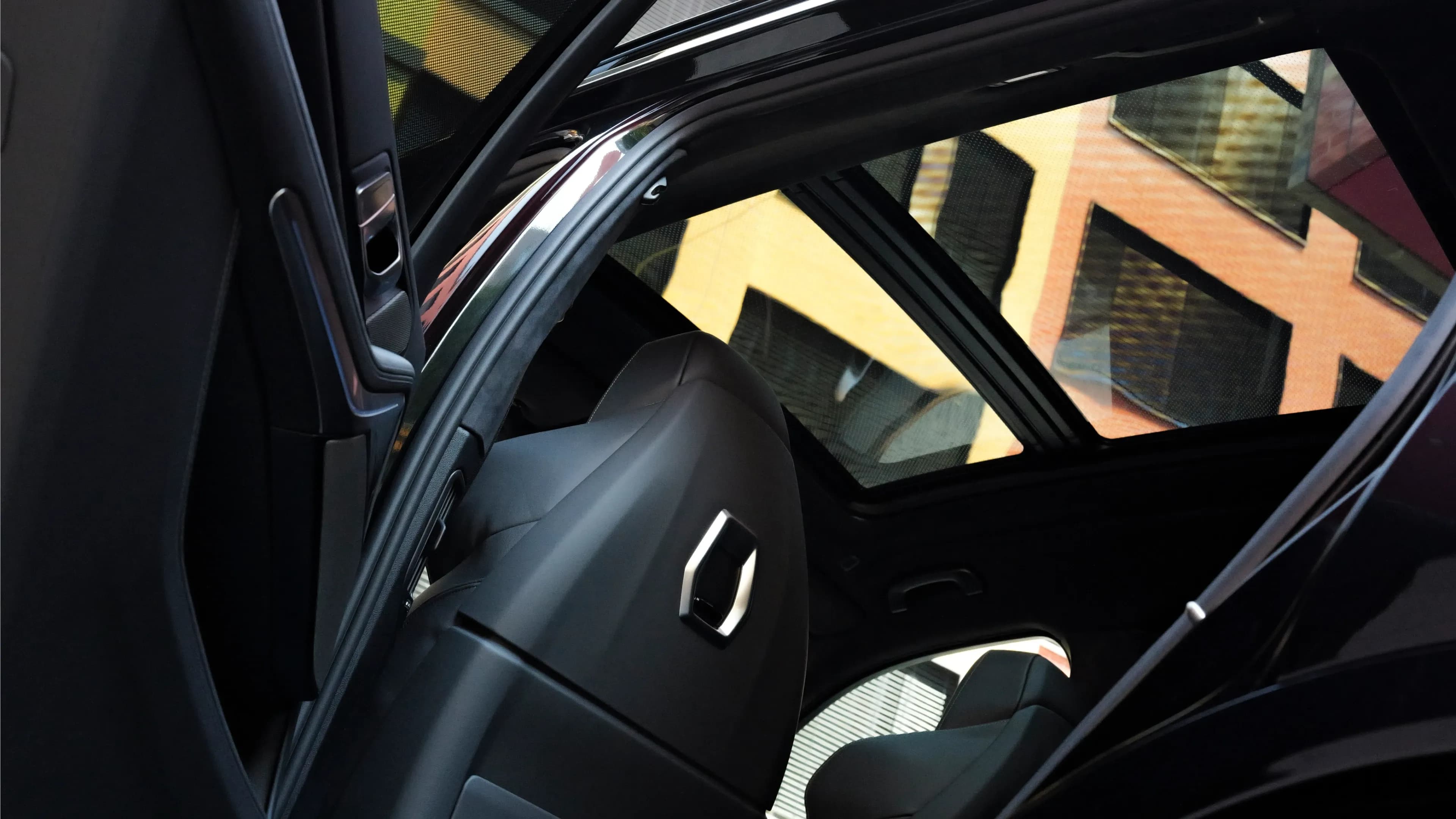 Luxuriöser Fondbereich eines BMW X7 mit Fokus auf die Premium-Ledersitze und den Chauffeur-Komfort im Rücksitz.
