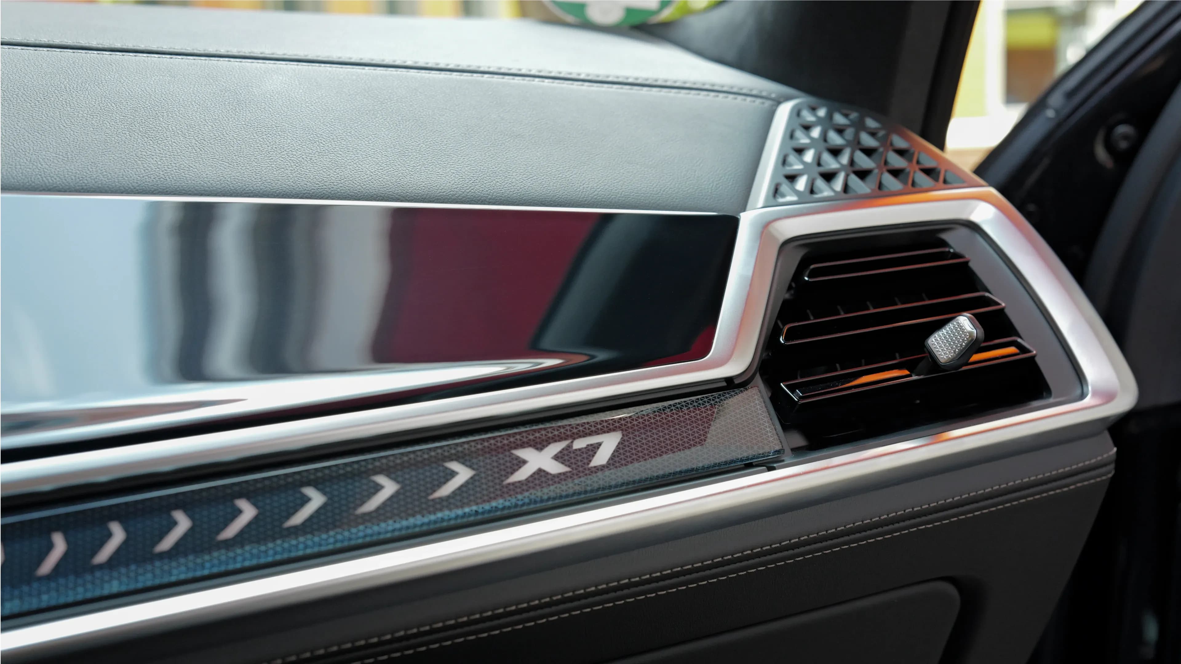 Modernes Cockpit des BMW X7 mit digitalem Curved Display, edler Armatur und luxuriösem Interieur.
