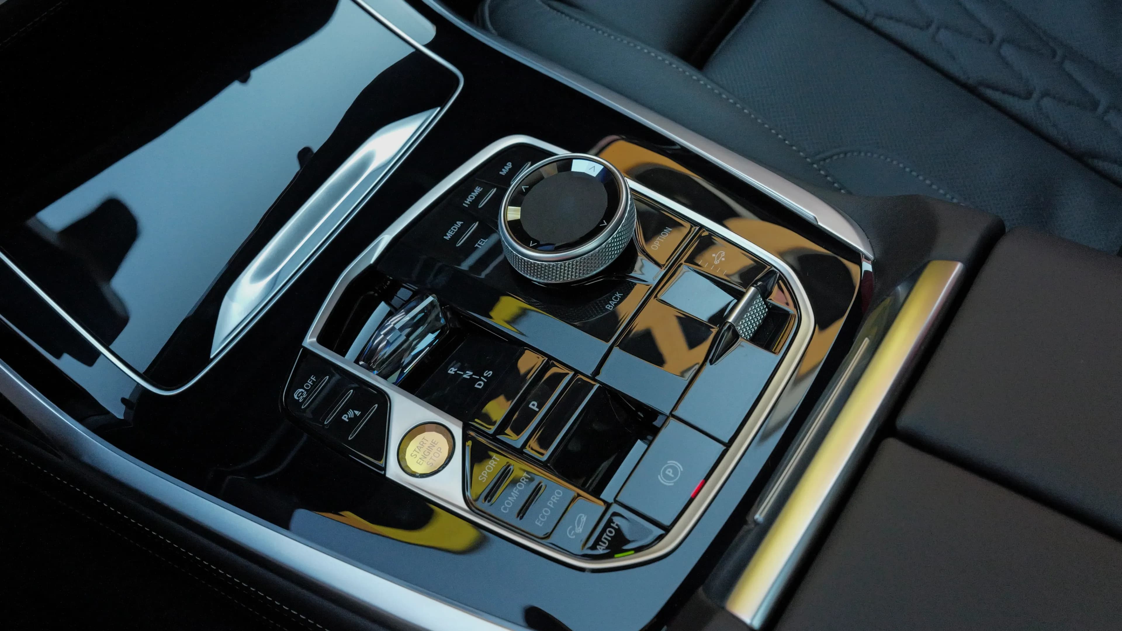Exklusive BMW X7 Luxus-Ausstattung im Innenraum mit edlen Diamant-Steppungen auf den Ledersitzen und hochwertigen Details.