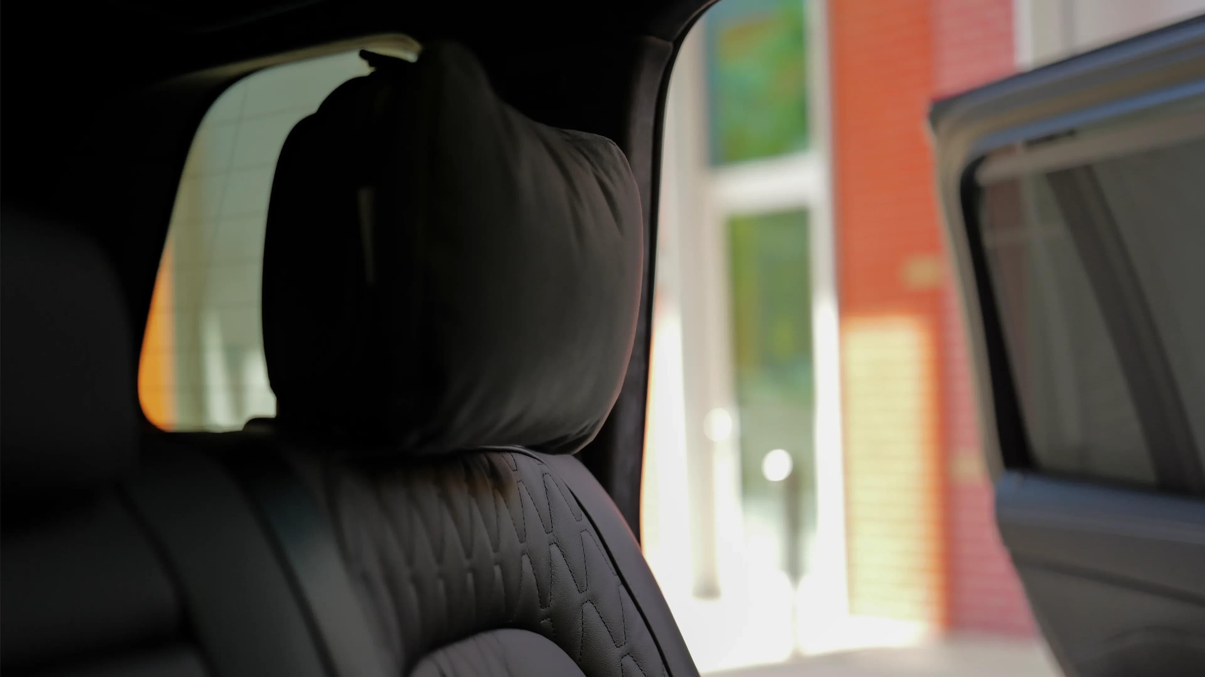 Ergonomischer BMW X7 Luxussitz mit exklusivem Komfortkissen an der Kopfstütze für maximalen Reisekomfort.