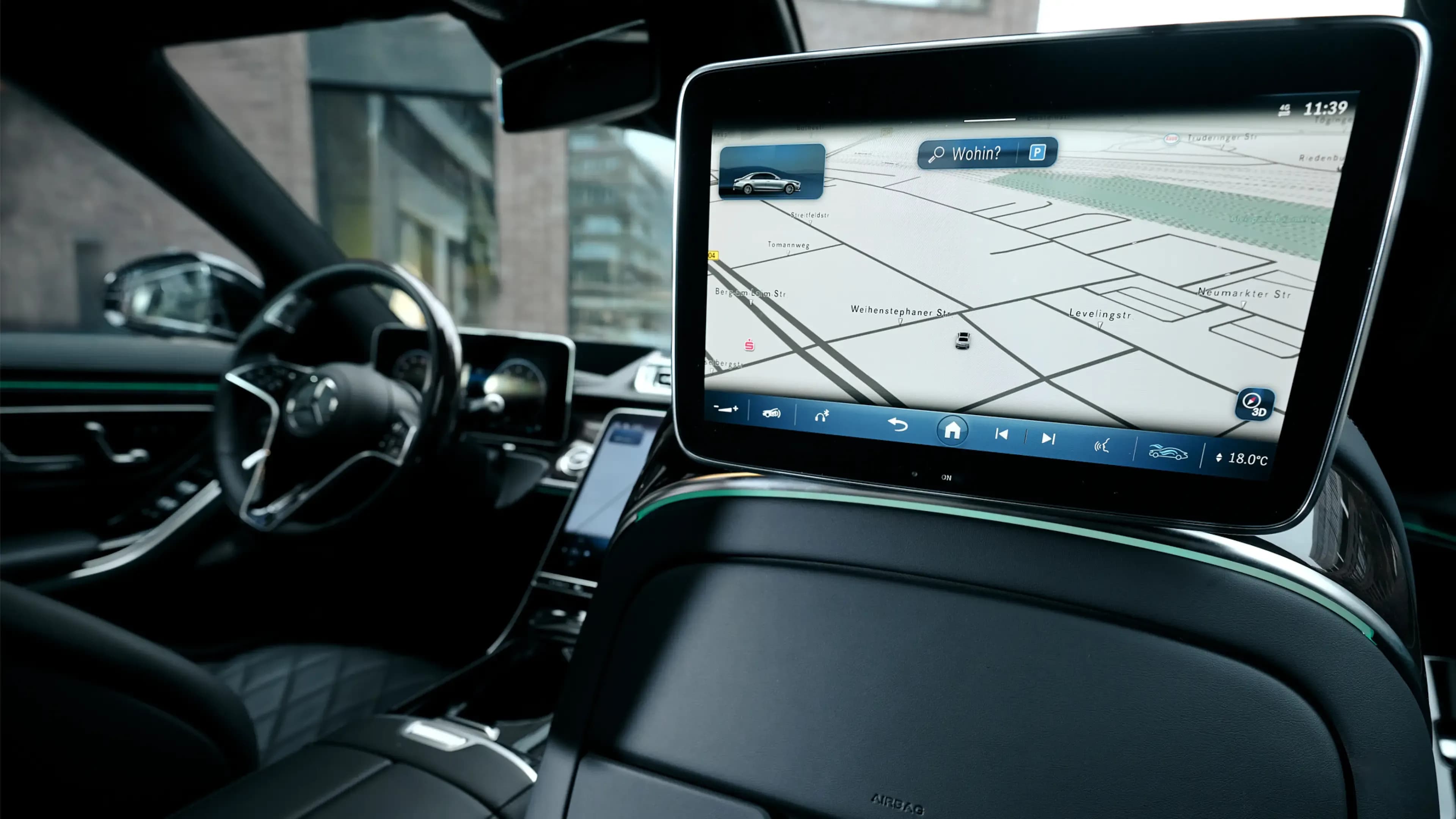 Mercedes-Benz S-Klasse mieten in München – Fond-Entertainment-Bildschirm an der Kopfstütze mit Navigationskarte im luxuriösen Fond.