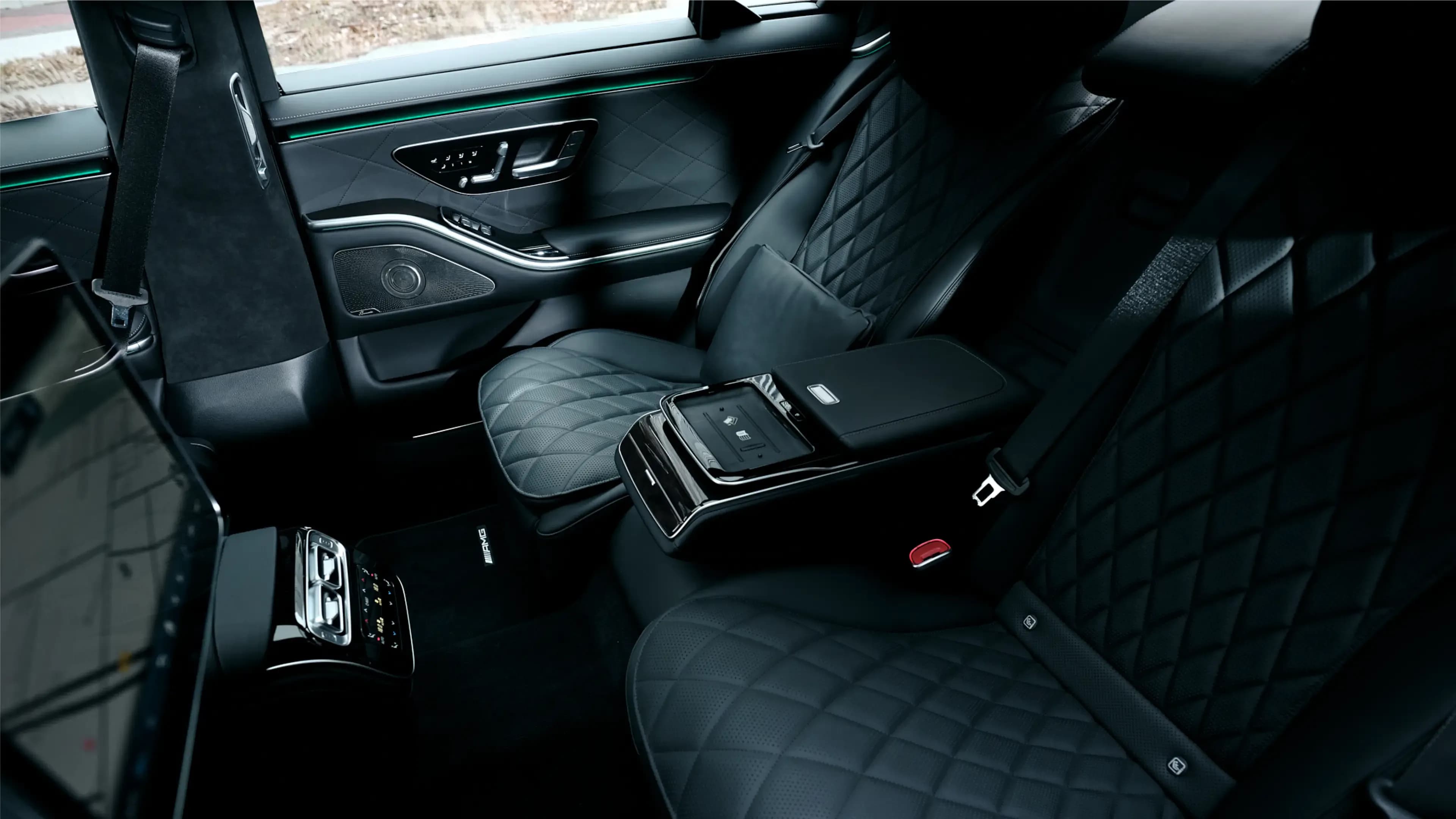 Mercedes-Benz S-Klasse AMG mieten in München – Exklusive Fond-Sportsitze mit Rautensteppung und integrierten Bedienelementen in der luxuriösen Mittelkonsole von Mosaik Motors.