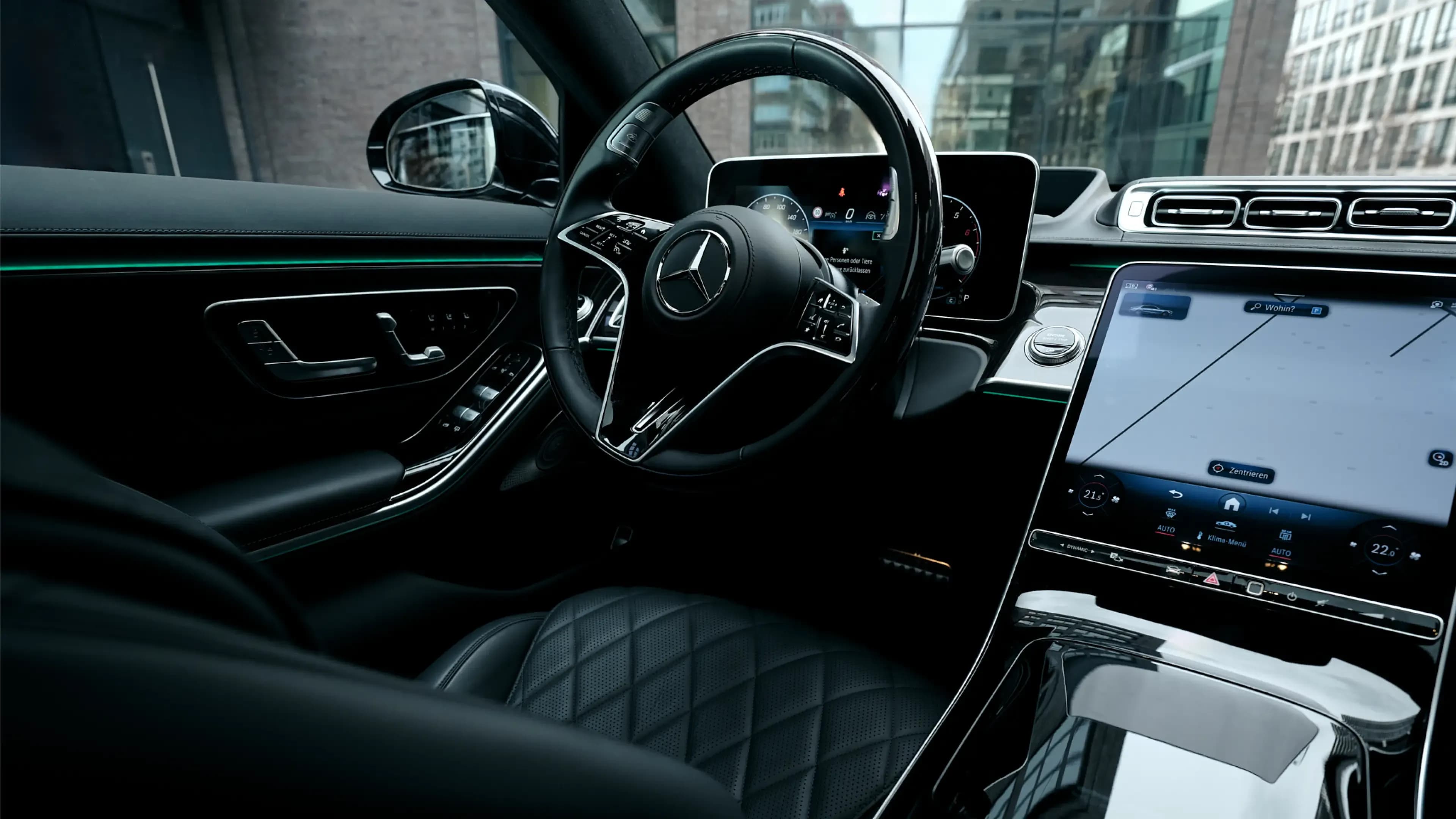 Mercedes-Benz S-Klasse mieten in München – Modernes Cockpit mit Dreispeichen-Lenkrad, digitalem Kombiinstrument und zentralem Touchscreen-Display von Mosaik Motors.
