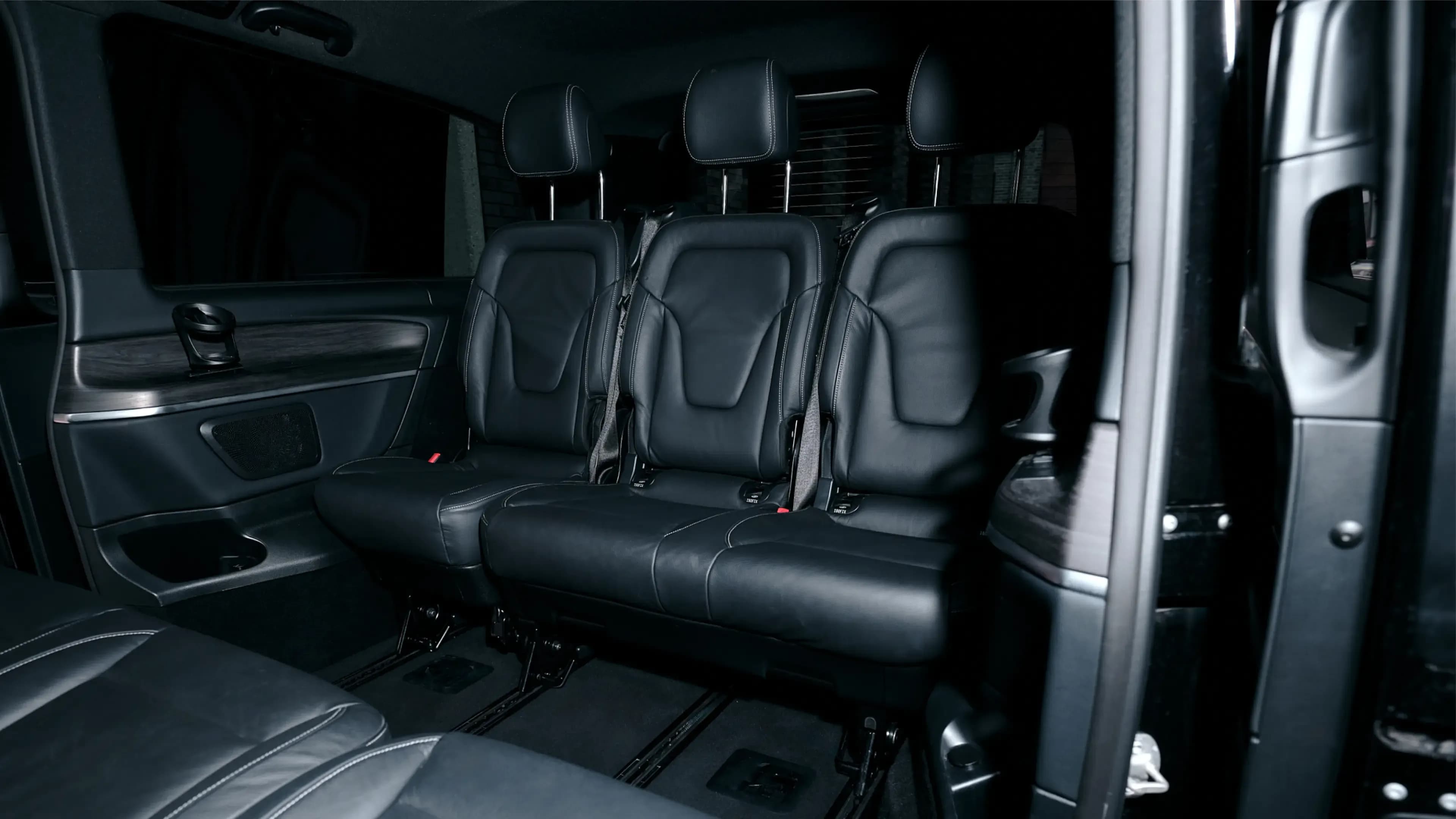 Mercedes-Benz V-Klasse mieten in München – Blick durch die geöffnete Schiebetür auf die komfortablen Fond-Passagiersitze aus schwarzem Leder.