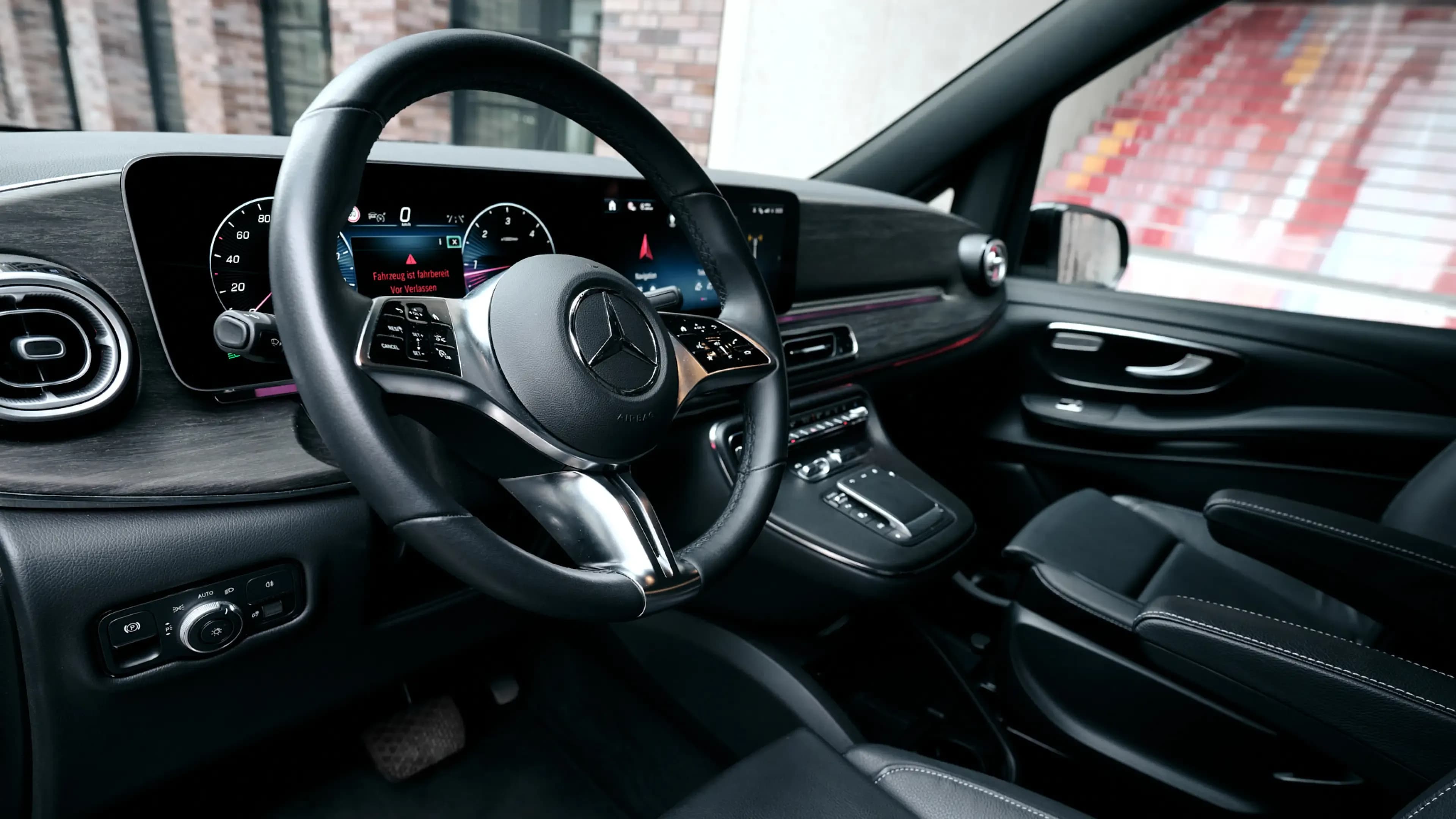 Mercedes-Benz V-Klasse mieten in München – Modernes Cockpit mit edlem Lederlenkrad und hochauflösenden dualen Digitaldisplays des Premium-Vans.
