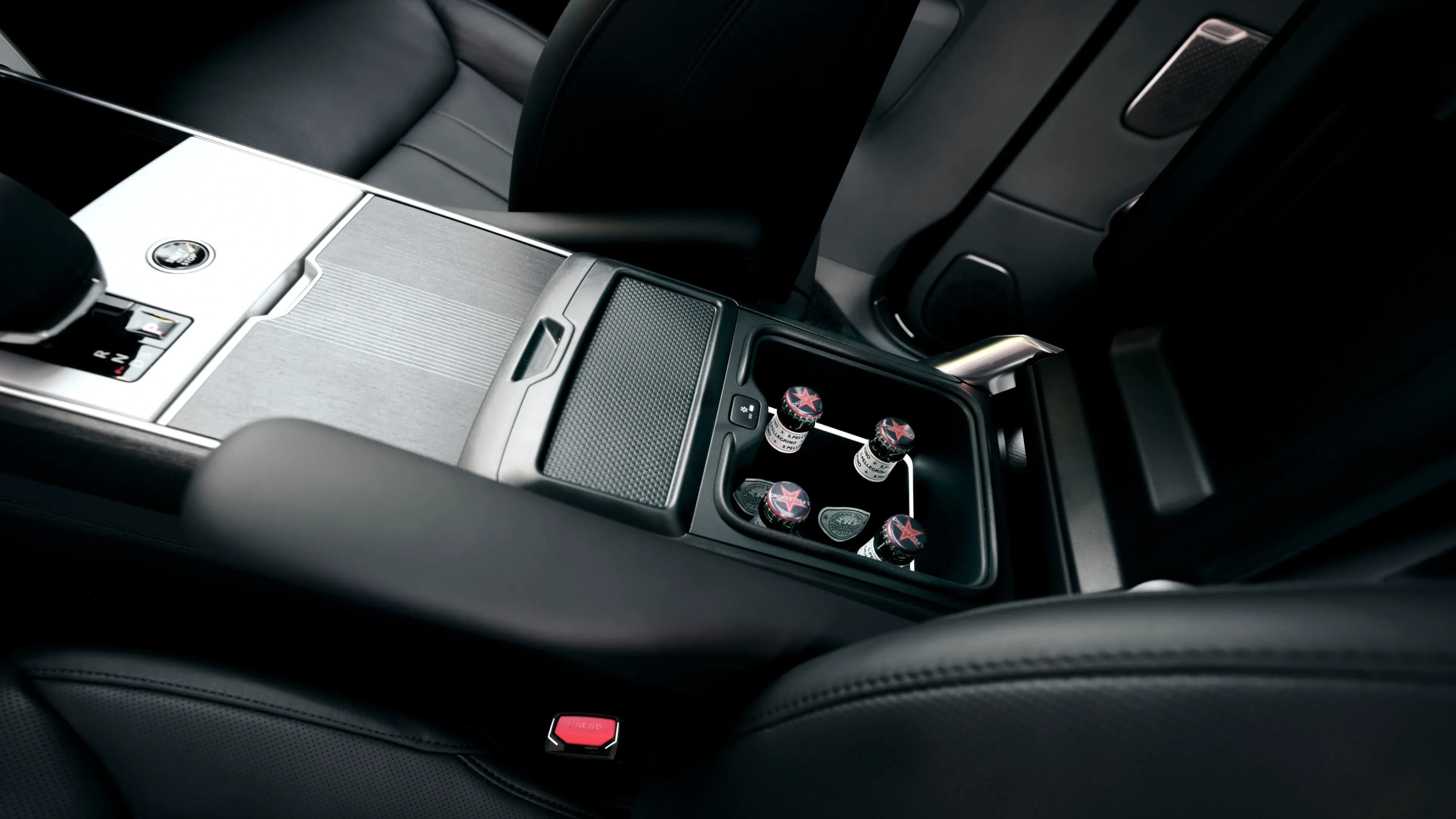 Luxuriöses Interieur eines Range Rover Autobiography mit Fokus auf die integrierte Kühlbox in der Mittelkonsole.