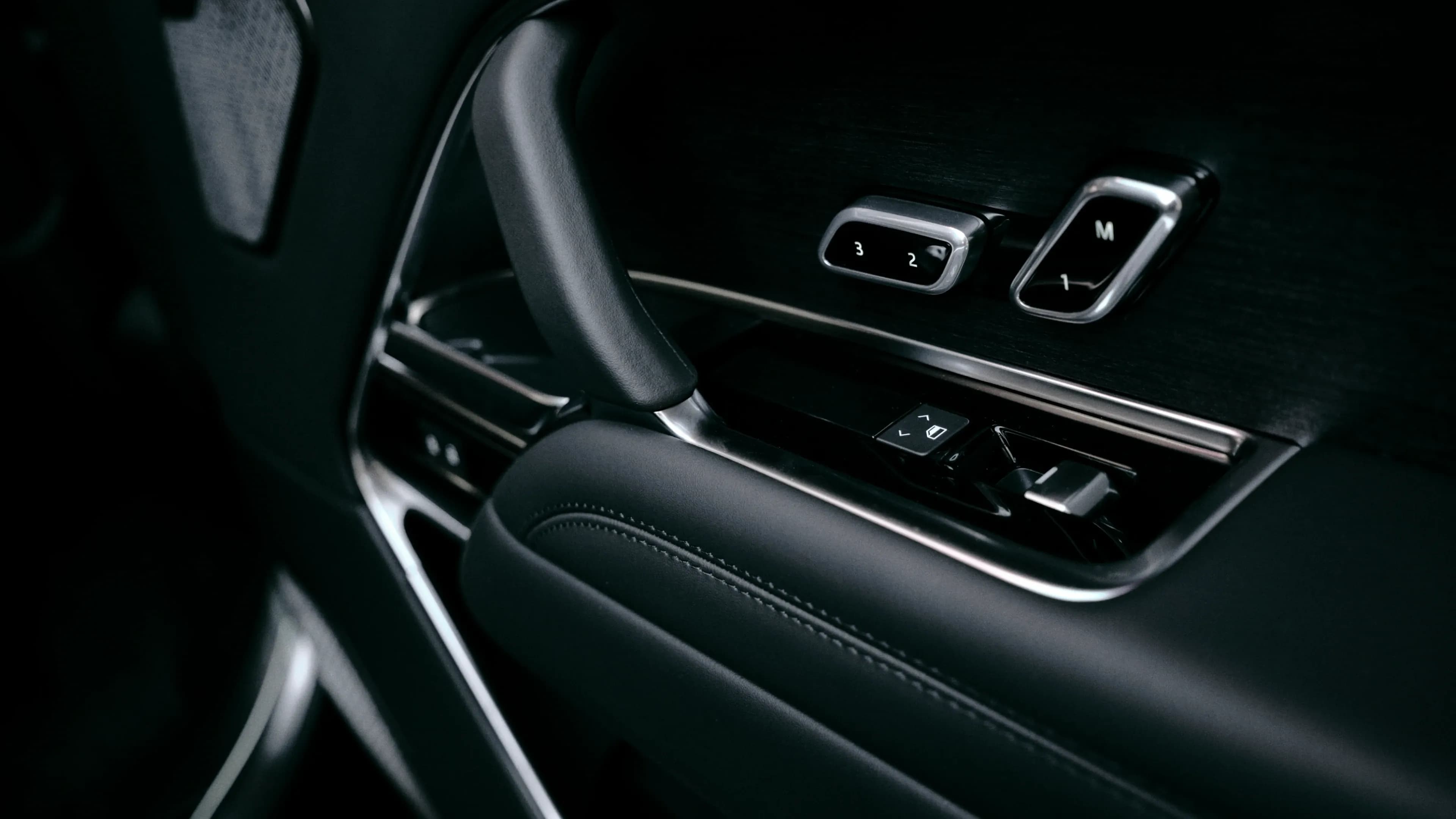 Hochwertig verarbeitete Innentür des Range Rover Autobiography mit Premium-Materialien und edlen Dekorelementen.