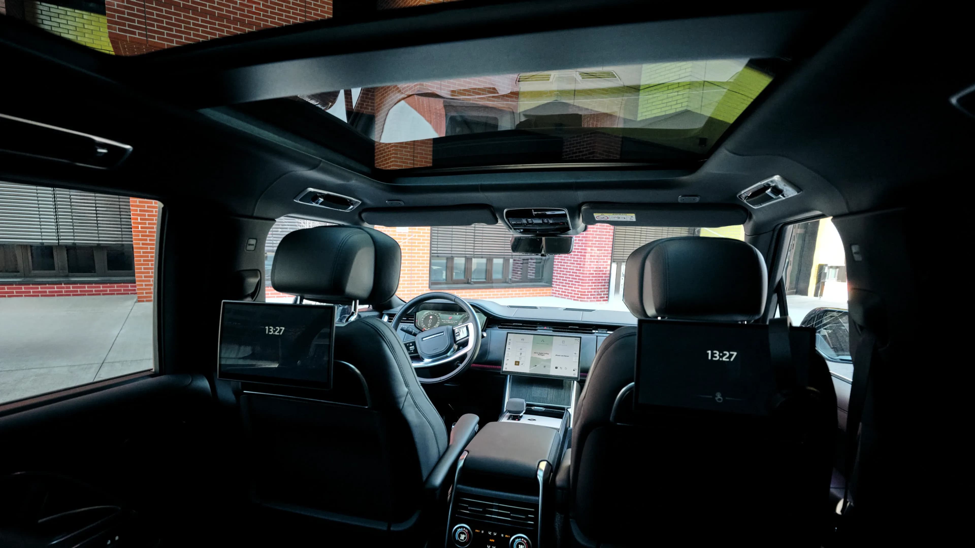 Großes Panorama-Glasdach im edlen Interieur des Range Rover Autobiography für einen lichtdurchfluteten Innenraum.