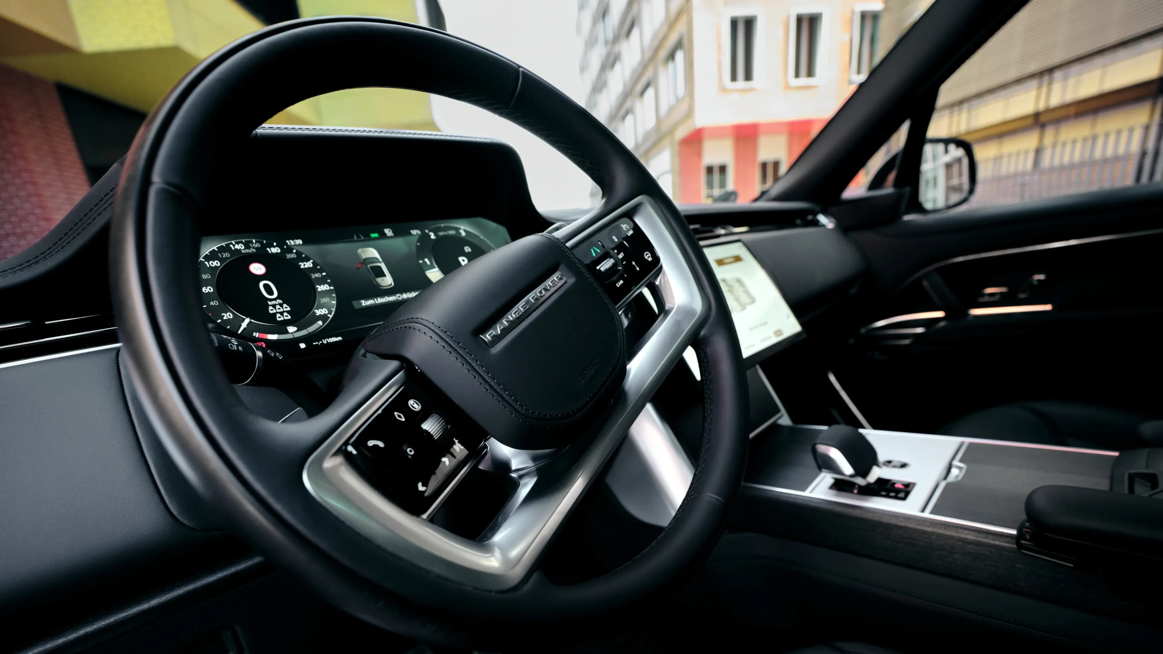 Elegantes Lederlenkrad des Range Rover Autobiography mit integrierten Multifunktionstasten im Premium-Cockpit.