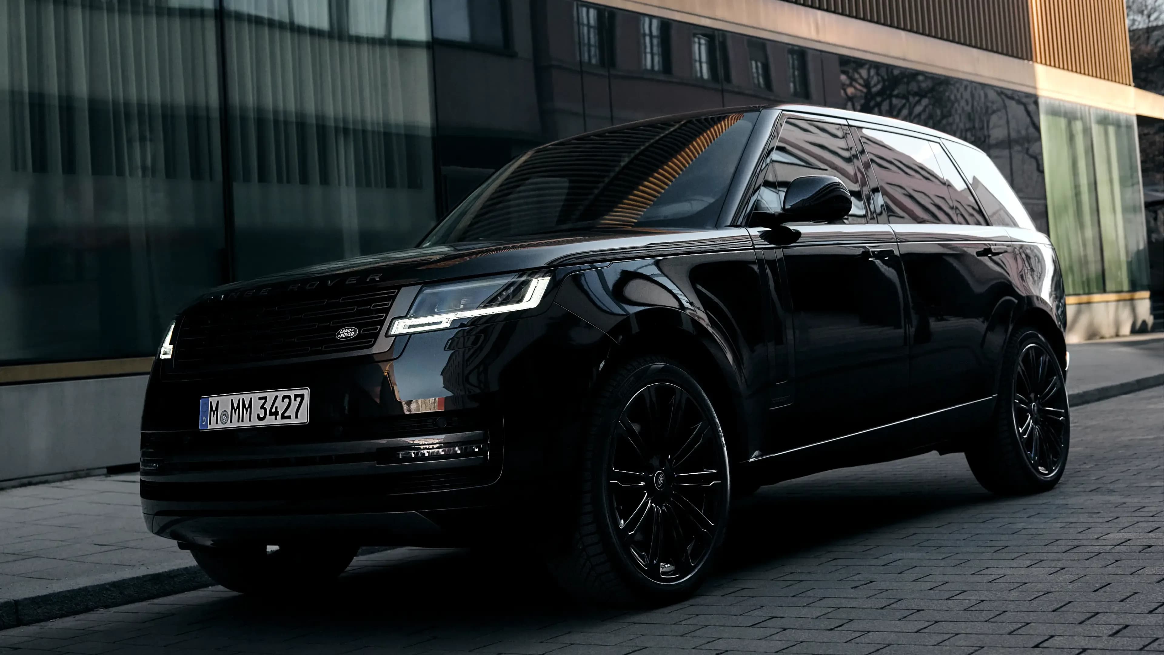 Luxusautovermietung München: Schwarzer Range Rover Autobiography von Mosaik Motors vor dem Lenbachhaus.
