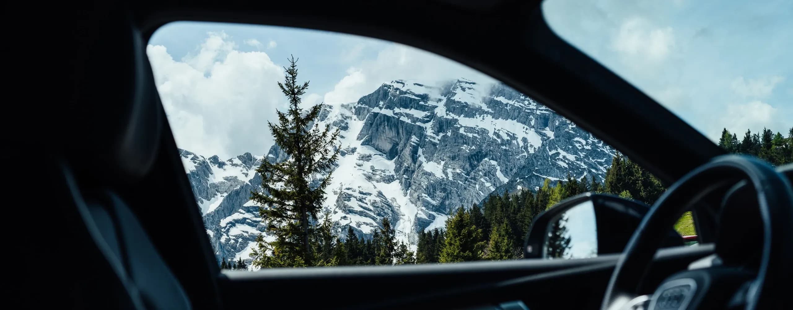 Exklusiver Chauffeur Service und Luxus Mietwagen Kitzbühel – Fahrt mit Panoramablick auf die Alpen