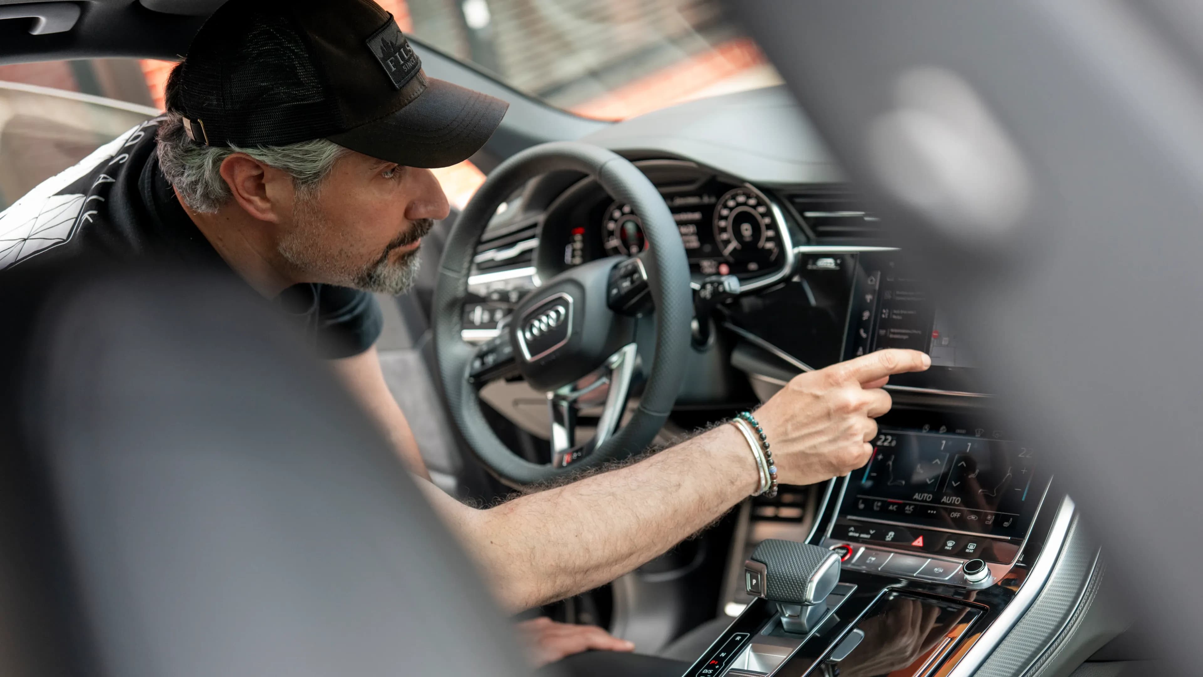 Exklusiver Fahrzeug-Zustellservice von Mosaik Motors: Persönliche Fahrzeugeinweisung und maßgeschneiderte Konfiguration für den Kunden direkt bei der Übergabe in München.