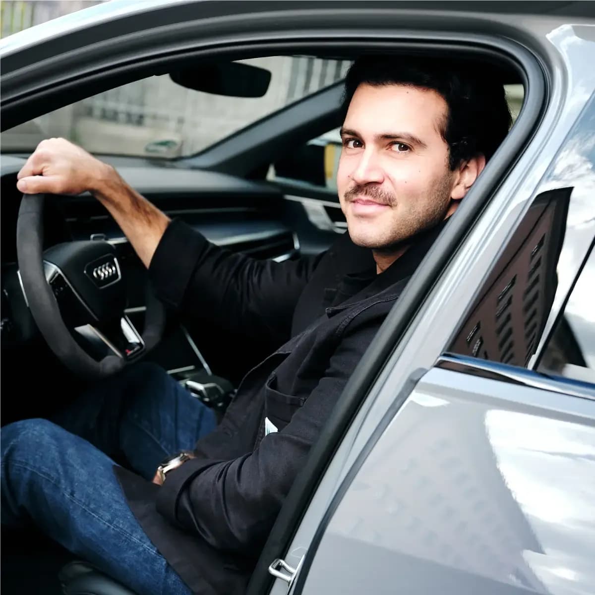 Mosaik Motors team member Lombardi Tomescu at the wheel of an Audi RS6 Performance – your professional driver for exclusive car deliveries and transfers in Munich.